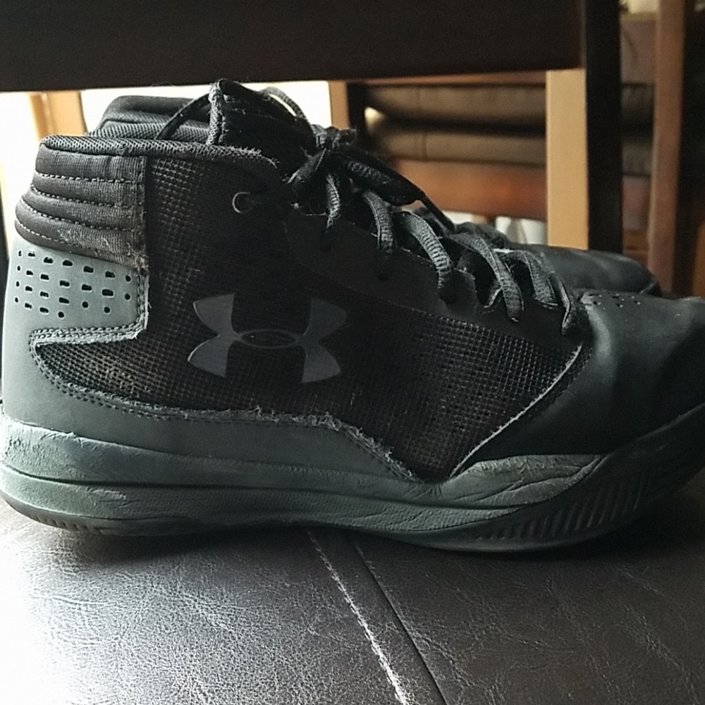 Boys size 6Y UA Basketball shoes